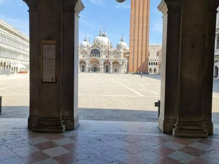 مسافرخانه Luxury Suites In Venice Friendly Venice Suites