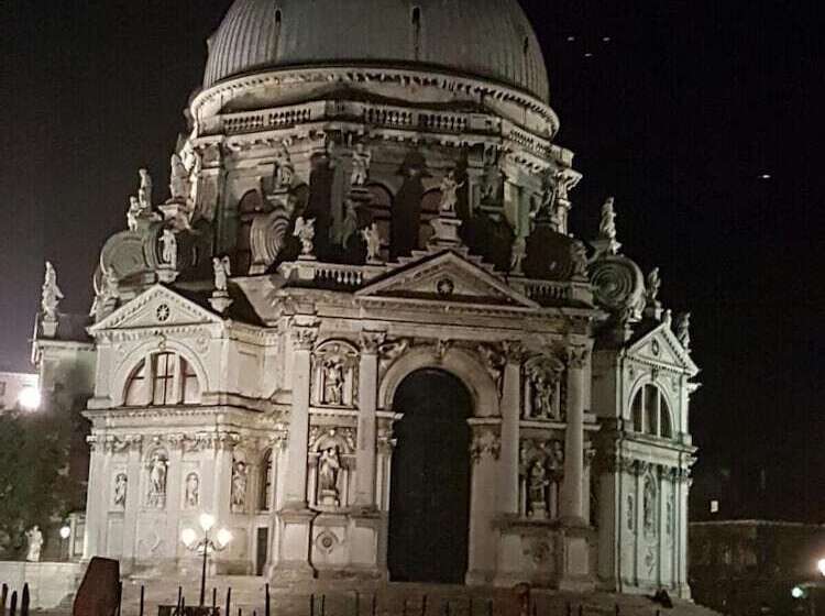 مسافرخانه Luxury Suites In Venice Friendly Venice Suites