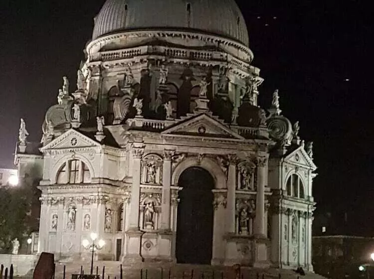 مسافرخانه Luxury Suites In Venice Friendly Venice Suites