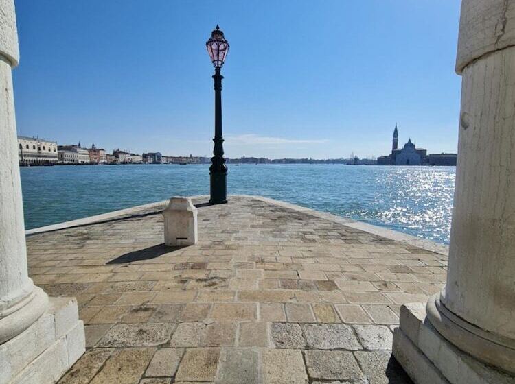 مسافرخانه Luxury Suites In Venice Friendly Venice Suites