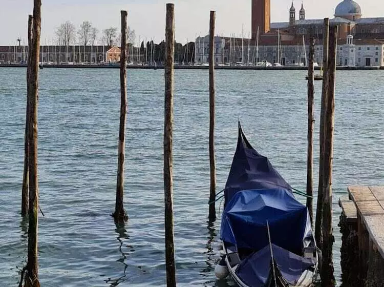 مسافرخانه Luxury Suites In Venice Friendly Venice Suites