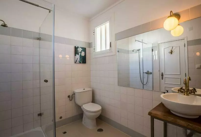 مسافرخانه Sandhi House Yoga & Wellness