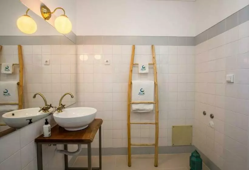 مسافرخانه Sandhi House Yoga & Wellness