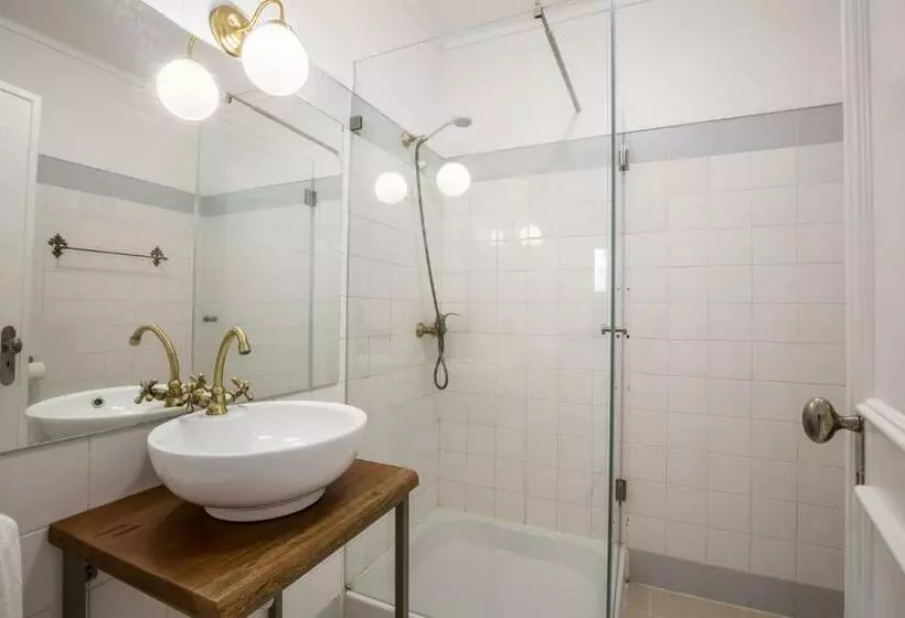 مسافرخانه Sandhi House Yoga & Wellness