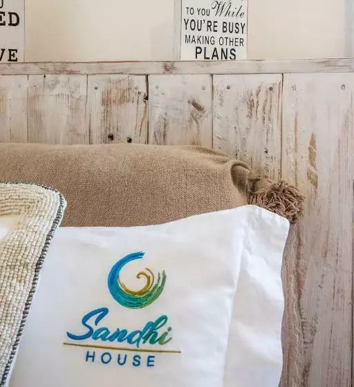 مسافرخانه Sandhi House Yoga & Wellness
