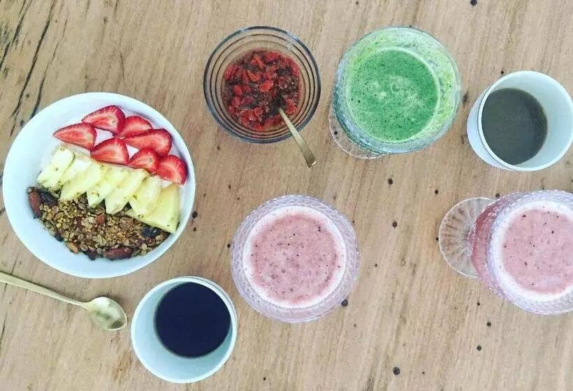 مسافرخانه Sandhi House Yoga & Wellness