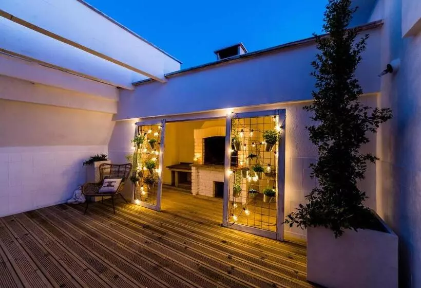 مسافرخانه Sandhi House Yoga & Wellness