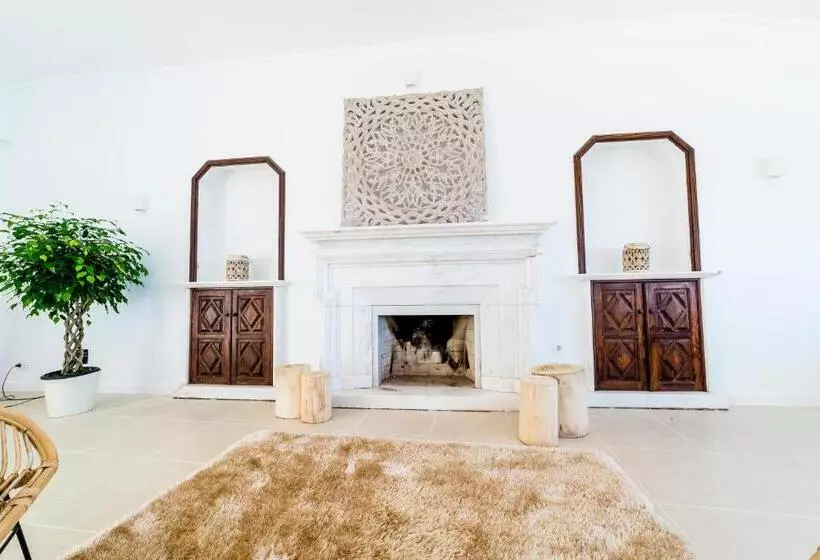 مسافرخانه Sandhi House Yoga & Wellness