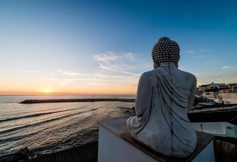 مسافرخانه Sandhi House Yoga & Wellness