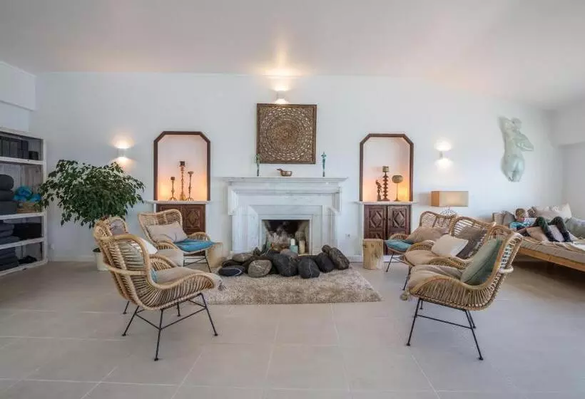 مسافرخانه Sandhi House Yoga & Wellness