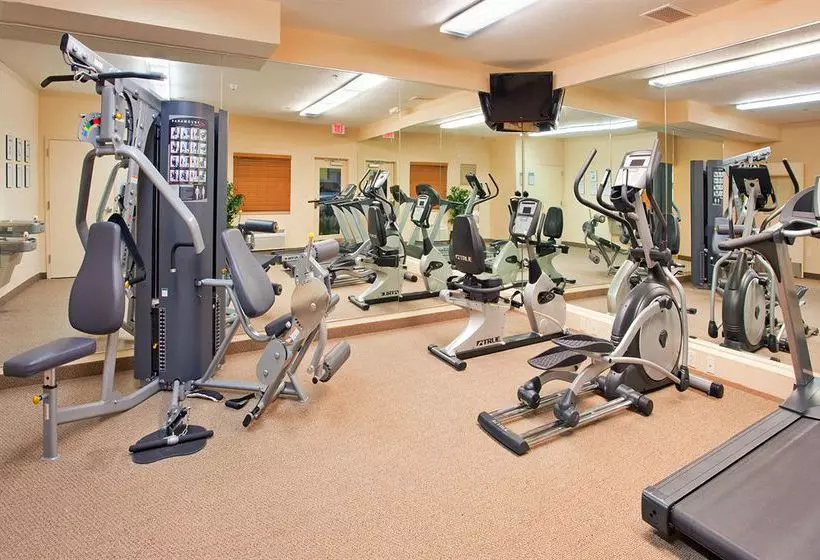 Отель Candlewood Suites Kansas City Airport