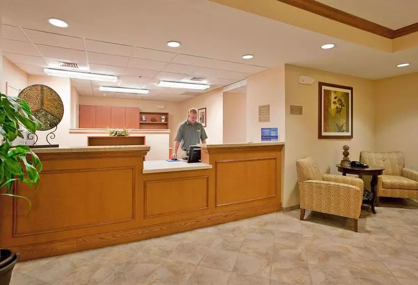 Отель Candlewood Suites Kansas City Airport