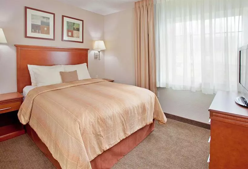 Отель Candlewood Suites Kansas City Airport