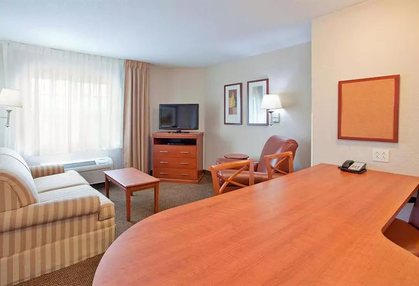 Отель Candlewood Suites Kansas City Airport