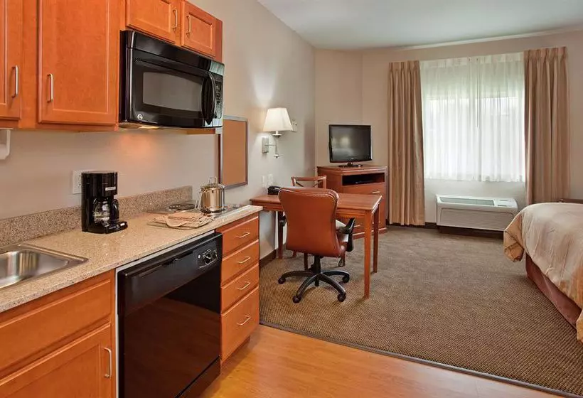 Отель Candlewood Suites Kansas City Airport