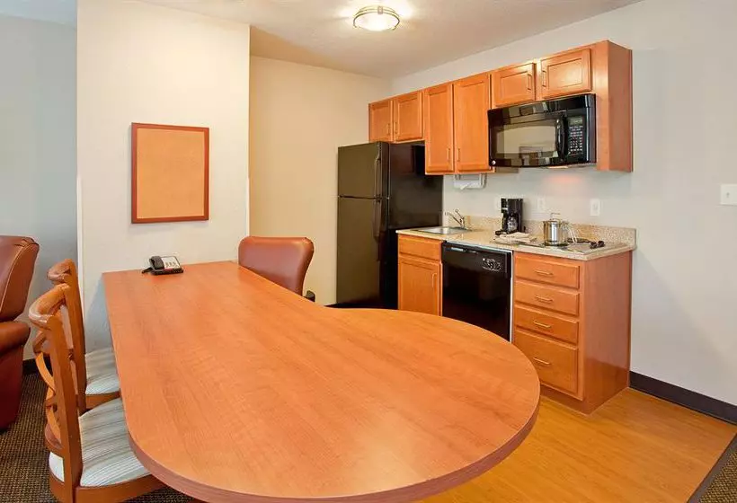 Отель Candlewood Suites Kansas City Airport