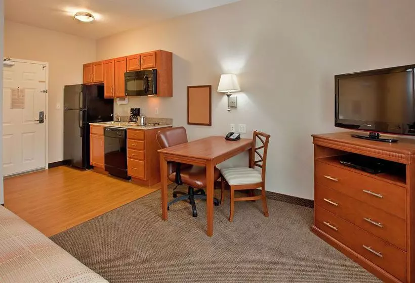 Отель Candlewood Suites Kansas City Airport