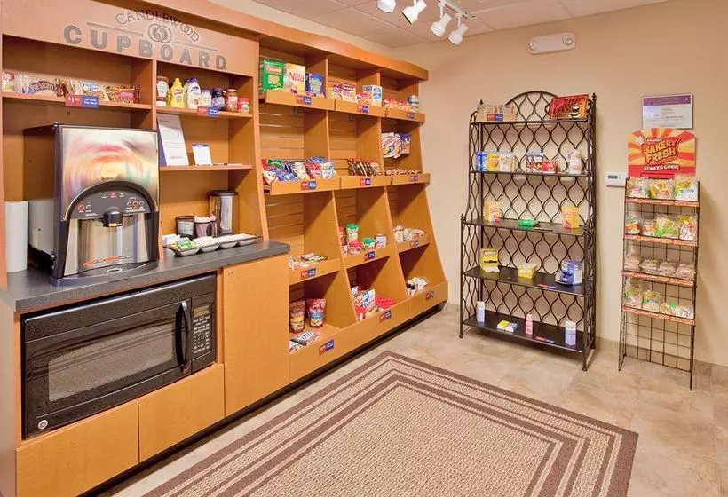 Отель Candlewood Suites Kansas City Airport