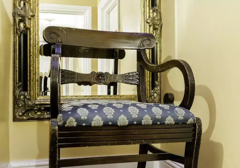 Отель Tudor Court