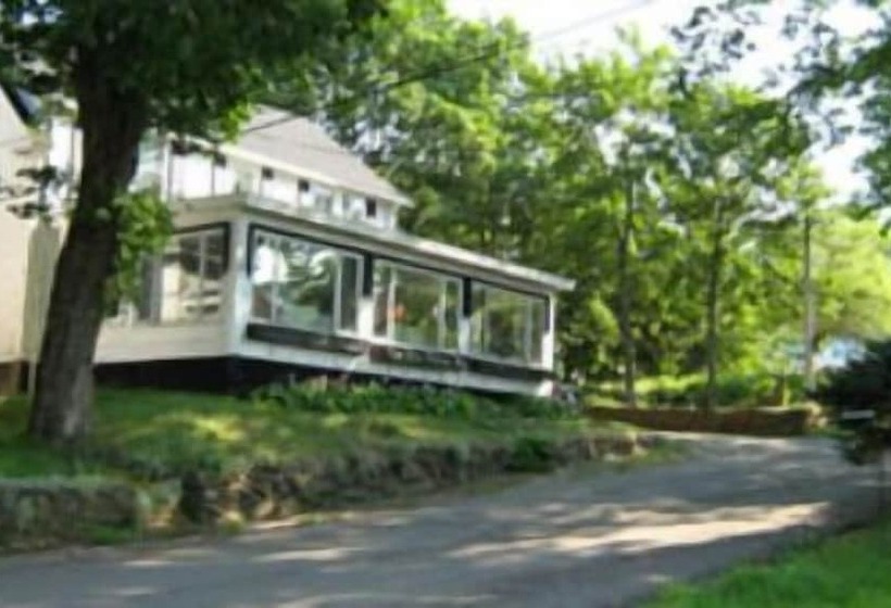 הוסטל The Olde Village Inn