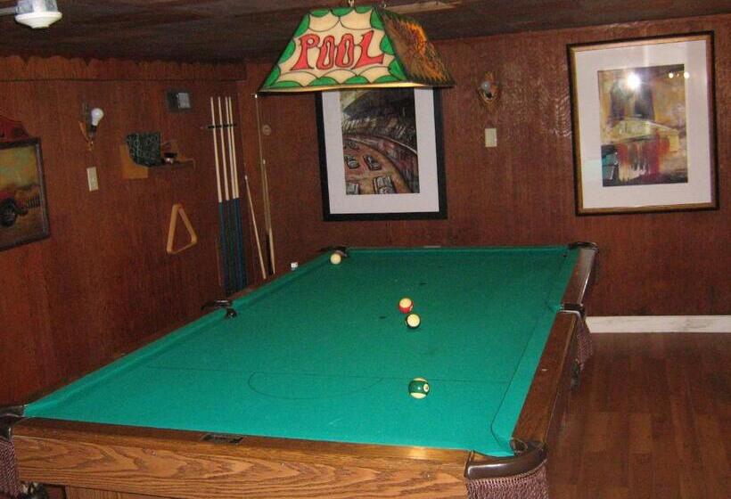 הוסטל The Olde Village Inn