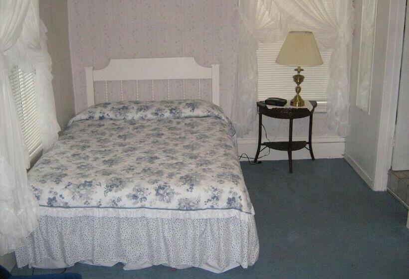 הוסטל The Olde Village Inn