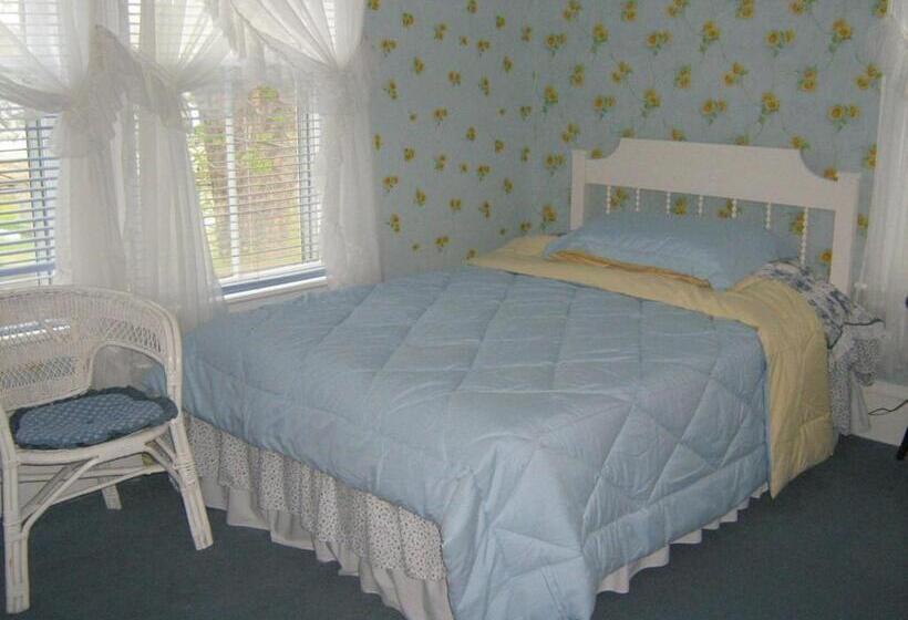 הוסטל The Olde Village Inn