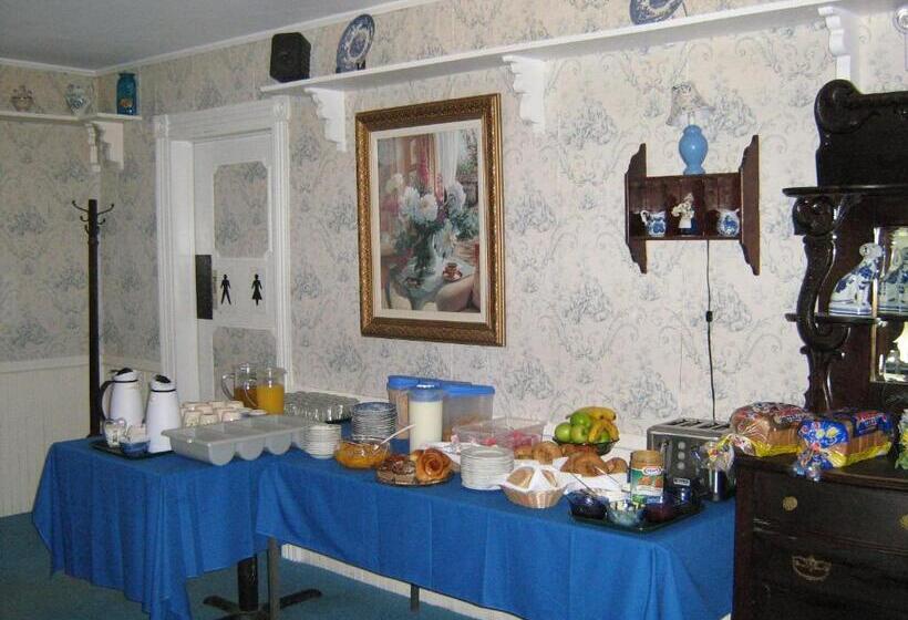 הוסטל The Olde Village Inn