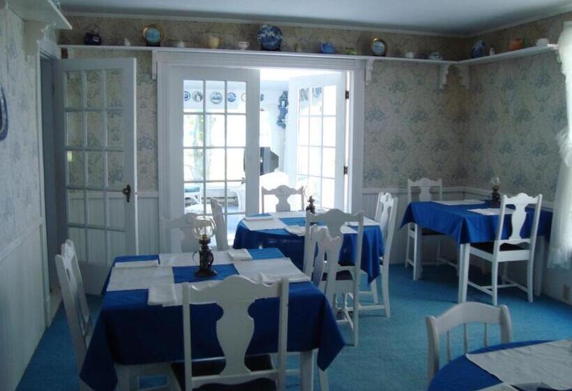 הוסטל The Olde Village Inn