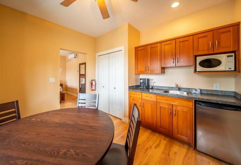 Halcyon Hot Springs Resort