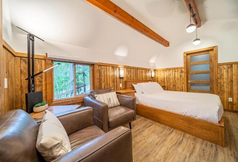 Halcyon Hot Springs Resort