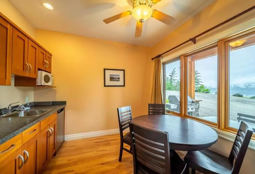 Halcyon Hot Springs Resort