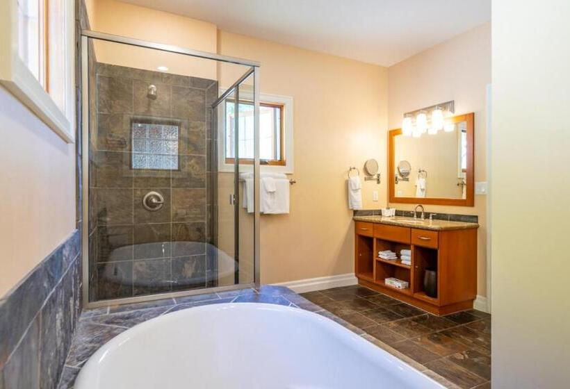 Halcyon Hot Springs Resort