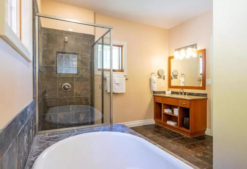 Halcyon Hot Springs Resort