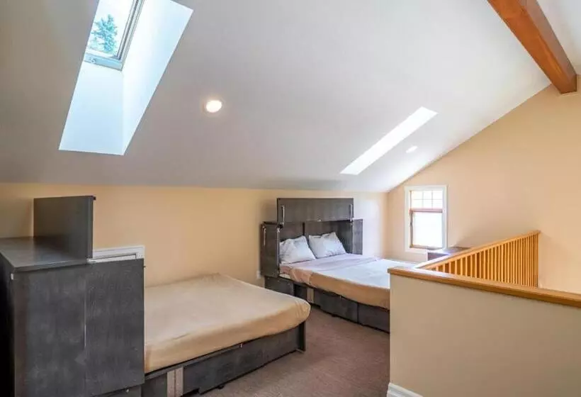 Halcyon Hot Springs Resort