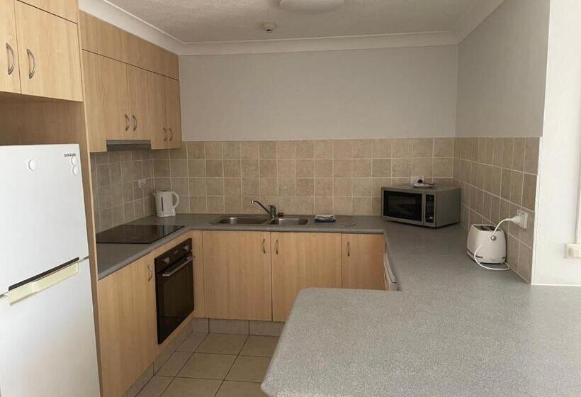 Отель Aristocrat Apartments