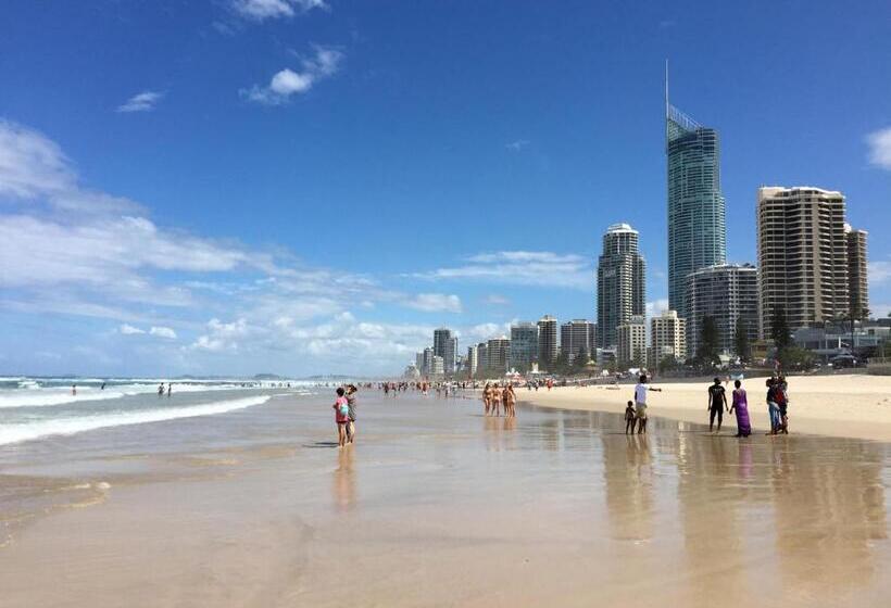 Отель Aristocrat Apartments