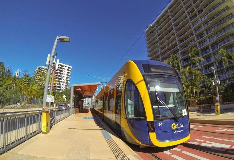 Отель Aristocrat Apartments