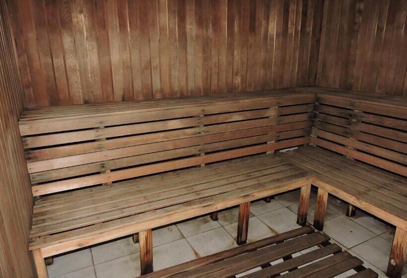 Отель Aristocrat Apartments