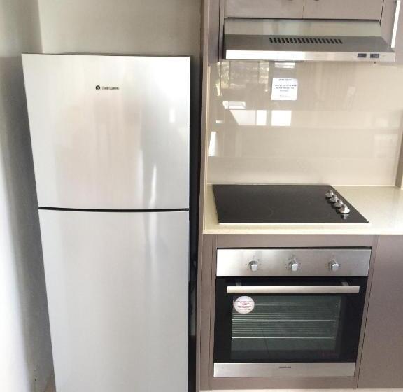 Отель Aristocrat Apartments