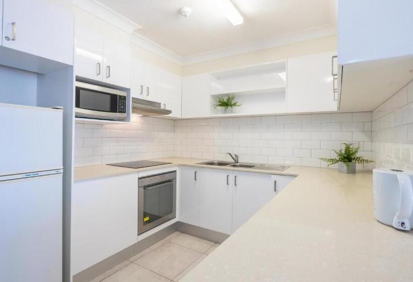 Отель Aristocrat Apartments