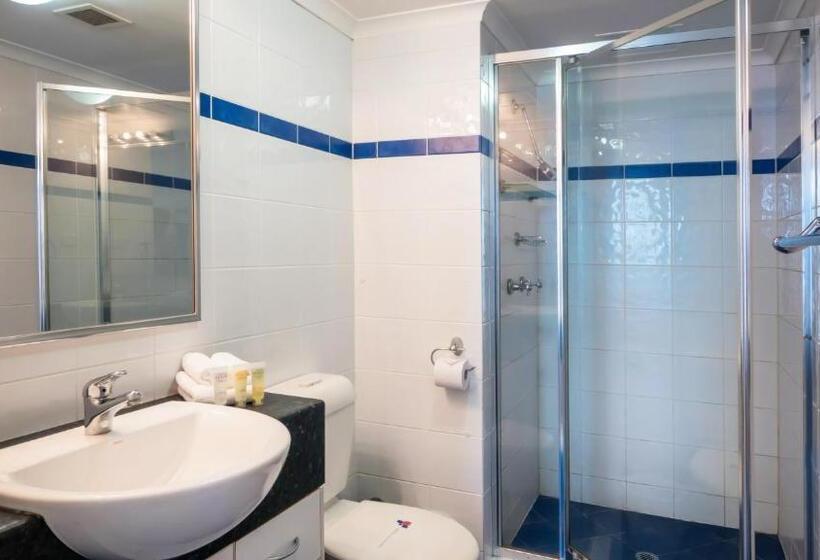 Отель Aristocrat Apartments