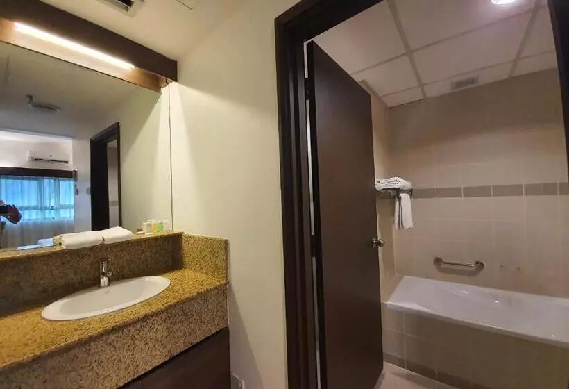 ホテル Crown Regency Serviced Suites