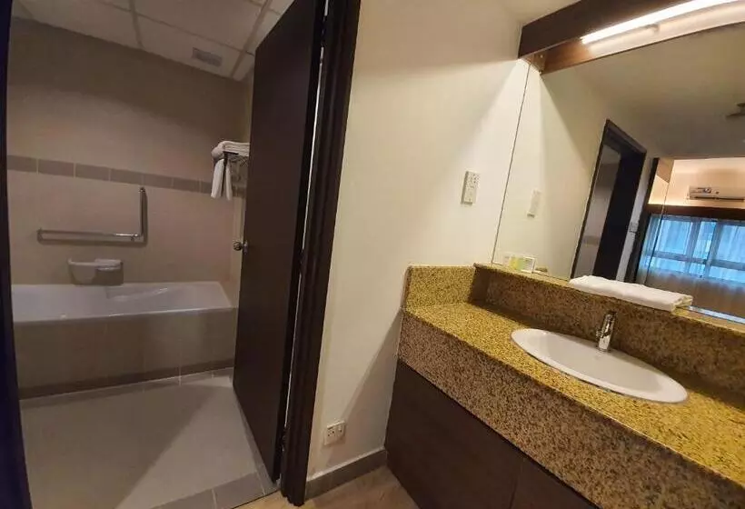 ホテル Crown Regency Serviced Suites