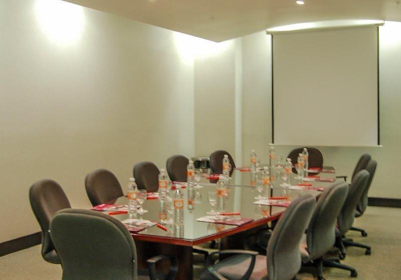 هتل Crowne Plaza Leon, An Ihg