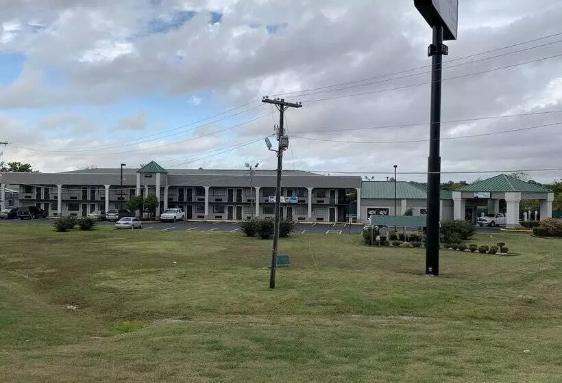 Отель Hallmarc Inn & Suites Of West Memphis