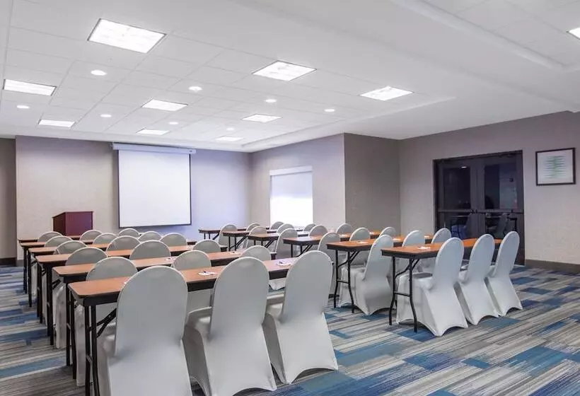 בית מלון כפרי Holiday Inn Express Surprise, An Ihg