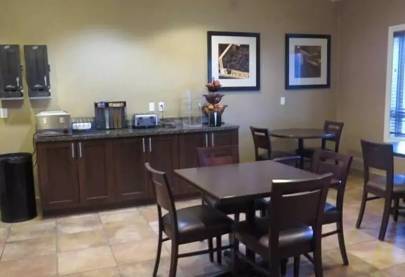 בית מלון כפרי Sigma Inn & Suites Hudson's Hope