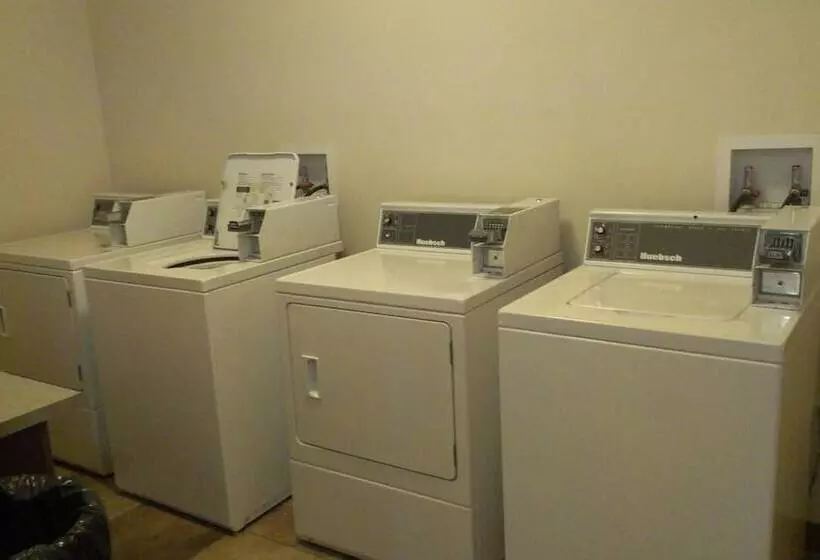 בית מלון כפרי Sigma Inn & Suites Hudson's Hope