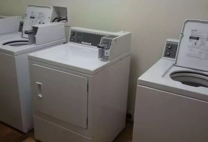 בית מלון כפרי Sigma Inn & Suites Hudson's Hope